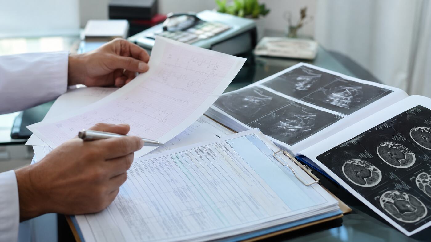 بررسی پرونده پزشکی و تصاویر تشخیصی برای اثبات قصور